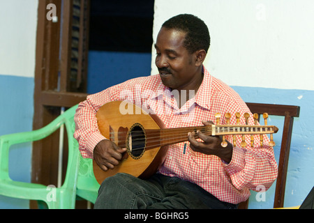 Sansibar, Tansania. Taarab Musiker. Culture Musical Club. Oud-Spieler. Stockfoto