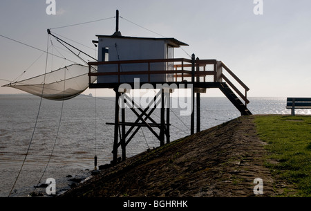 Carrelet: Angeln Plattformen, Quadrat taucht Net auf der Gironde riverside Mündung., Charente-Maritime, Frankreich Stockfoto