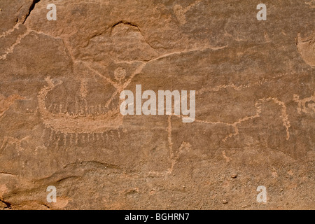 Nahaufnahme von einem der Boote bei Winkler berühmten Felszeichnungen 26 in Wadi Abu Wasil in der östlichen Wüste von Ägypten. Stockfoto