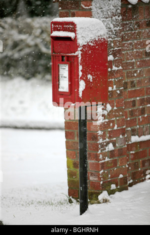 Englische Royal Mail-Briefkasten in Schnee und Eis bedeckt Stockfoto