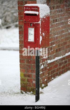 Englische Royal Mail-Briefkasten in Schnee und Eis bedeckt Stockfoto