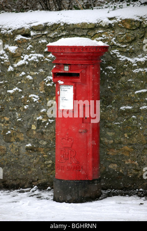 Englische Royal Mail-Briefkasten in Schnee und Eis bedeckt Stockfoto