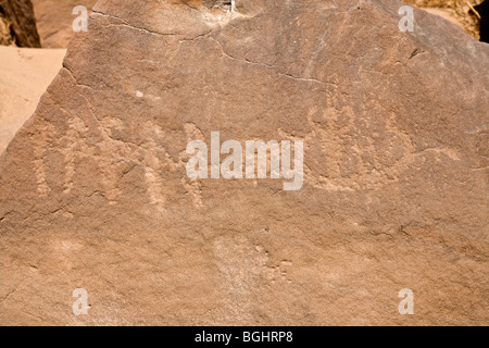 Nahaufnahme des Bildes der Boot schleppen auf Felsen am Winkler berühmten Felsmalereien Standort 26 in Wadi Abu Wasil in der östlichen Wüste von Ägypten. Stockfoto