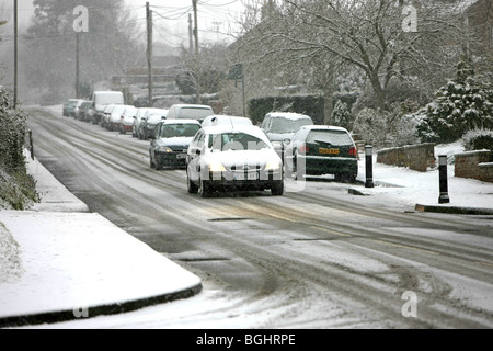 Autos Reisen entlang einer Hauptstraße in Dorset in eine Decke aus Schnee und Eis im Winter abgedeckt Stockfoto