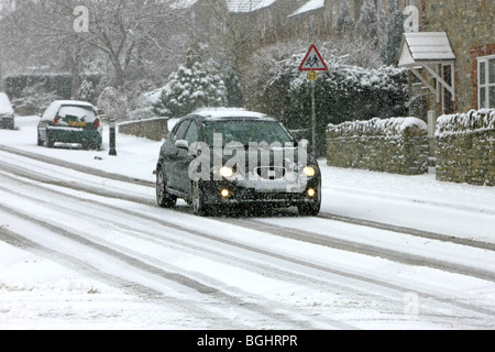 Autos Reisen entlang einer Hauptstraße in Dorset in eine Decke aus Schnee und Eis im Winter abgedeckt Stockfoto