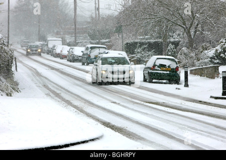 Autos Reisen entlang einer Hauptstraße in Dorset in eine Decke aus Schnee und Eis im Winter abgedeckt Stockfoto