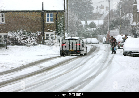 Autos Reisen entlang einer Hauptstraße in Dorset in eine Decke aus Schnee und Eis im Winter abgedeckt Stockfoto