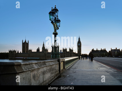 LONDON, Vereinigtes Königreich - 03. MAI 2009: Westminster Bridge und Houses of Parliament in der Abenddämmerung Stockfoto