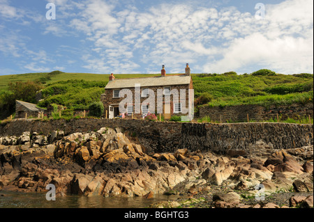 PORT QUIN, CORNWALL, Großbritannien - 13. JUNI 2009: Quay Cottage mit Blick auf den kleinen Hafen Stockfoto