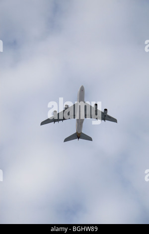 Die Unterseite des einen Singapore Airlines Airbus A380 (9V-SKI) kurz nach dem Start vom Flughafen Heathrow, London, UK. Stockfoto