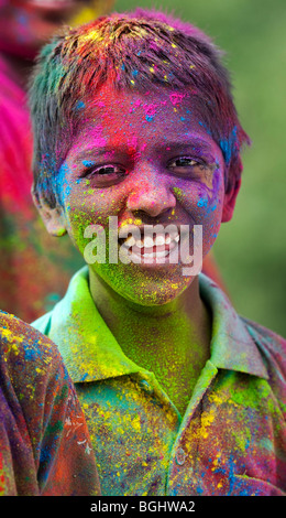 Junge indische Jungen in farbigen Pulver pigment bedeckt. Indien Stockfoto