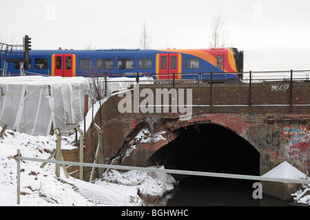 South West Trains vorbei über den eingestürzten (16. November 2009) Fluss Kran Eisenbahnbrücke, Feltham, UK. Stockfoto