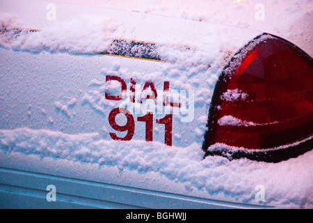 Polizei-Auto in einem Schneesturm New Yorker Stockfoto