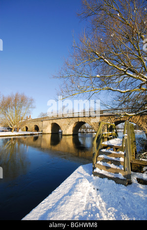 OXFORDSHIRE, VEREINIGTES KÖNIGREICH. Die Themse Fußweg auf Swinford Mautbrücke Eynsham, in der Nähe von Witney. Fotografiert im Januar 2010. Stockfoto