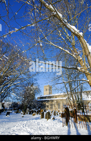 OXFORDSHIRE, VEREINIGTES KÖNIGREICH. Ein Winter-Blick auf St. Leonard Kirche in Eynsham in der Nähe von Witney. Stockfoto