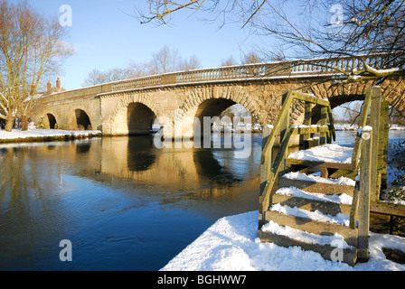 OXFORDSHIRE, VEREINIGTES KÖNIGREICH. Die Themse Fußweg auf Swinford Mautbrücke Eynsham, in der Nähe von Witney. Fotografiert im Januar 2010. Stockfoto