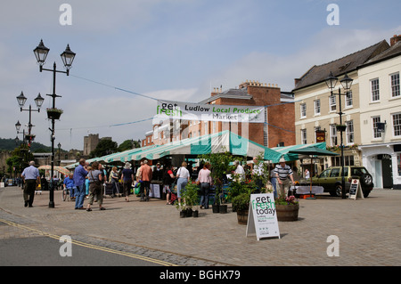 Ludlow Shropshire England The Castle und lokale Produkte Markt am Stadtplatz Stockfoto