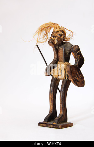 Afrikanische Stammeskunst Holzfigur eines Kriegers, mit Speer und Schild. Auf weiß Stockfoto