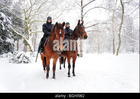 Polizei auf dem Pferderücken in Winter park Stockfoto