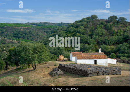 Portugal, Alentejo, einem Bauernhaus unter Korkeichen Stockfoto