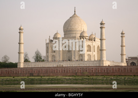 Das Taj Mahal über den Fluss Yamuna in Agra Indien genommen. Stockfoto