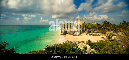 Ein 110-Grad-Panorama-Bild der Haupttempel Struktur und der Golf von Mexiko in der antiken Maya-Stadt Tulum, Mexiko. Stockfoto