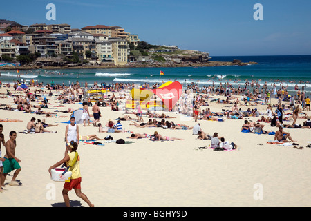 Sonnenanbeter genießen einen sonnigen Tag am Bondi Beach, Sydney, Australien Stockfoto