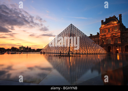 Pyramide des Louvre, Paris, Frankreich. Bei Sonnenuntergang am 22. August 2009 aufgenommen. Stockfoto