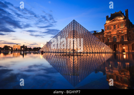 Pyramide des Louvre, Paris, Frankreich. Bei Sonnenuntergang am 22. August 2009 aufgenommen. Stockfoto