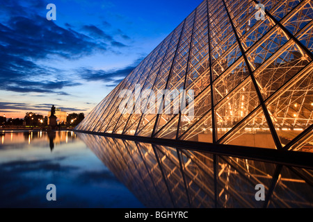 Pyramide des Louvre, Paris, Frankreich. Bei Sonnenuntergang am 22. August 2009 aufgenommen. Stockfoto