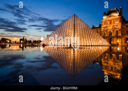 Pyramide des Louvre, Paris, Frankreich. Bei Sonnenuntergang am 22. August 2009 aufgenommen. Stockfoto