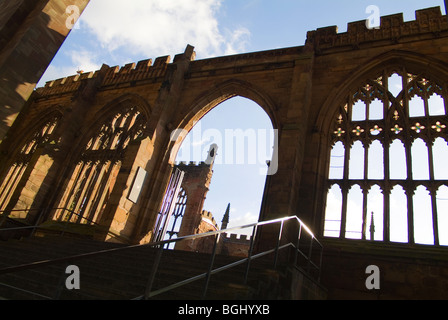 Blick auf Coventry Cathedral Ruinen, die Treppe zu der neuen Kathedrale entnommen. Stockfoto