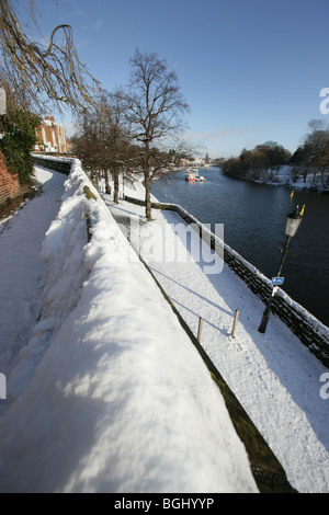 Von Chester, England. Malerische Winter Blick auf die Olivenhaine und den Fluss Dee mit der Stadtmauer im Vordergrund. Stockfoto