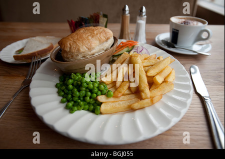 Steak und Niere Fleisch Pie Chips und Erbsen auf Platte im Café UK Stockfoto