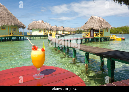 Cocktail im Luxusresort Acqua Lodge, Bocas del Toro, Isla Colon, Punta Caracol, Panama Stockfoto