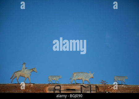 Ausschnitte der Ranch Tiere aus Metall und ranch Hand auf die Oberseite Ranch Eingangstor in Ballard, Kalifornien. Stockfoto