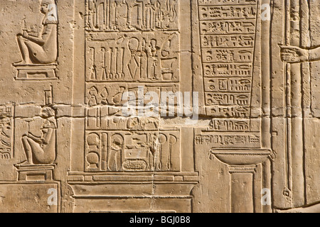 Relief Darstellung medizinischer Instrumente äußere Korridor Tempel Haroeris und Sobek in Kom Ombo im Niltal, Oberägypten Stockfoto