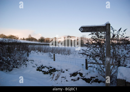 Winterliche Schneelandschaft aus Addingham Blick in Richtung Beamsley Beacon. Stockfoto