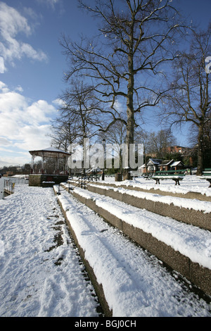 Von Chester, England. Malerischen Blick auf die Olivenhaine durch den Fluss Dee mit dem viktorianischen Musikpavillon im Hintergrund. Stockfoto