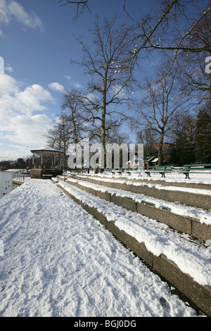 Von Chester, England. Malerischen Blick auf die Olivenhaine durch den Fluss Dee mit dem viktorianischen Musikpavillon im Hintergrund. Stockfoto