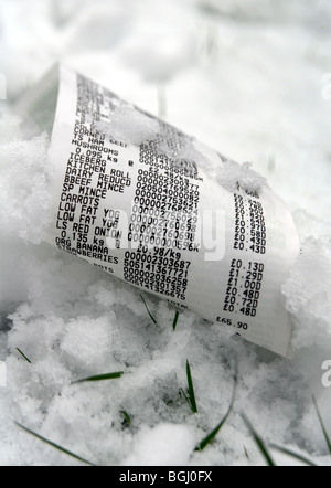 BRITISCHER SUPERMARKT LEBENSMITTEL RECHNUNG / QUITTUNG IN DEN SCHNEEBEDECKTEN BEDINGUNGEN WIEDER STEIGENDE LEBENSMITTELPREISE IN SCHLECHTEM WETTER WINTER, UK Stockfoto