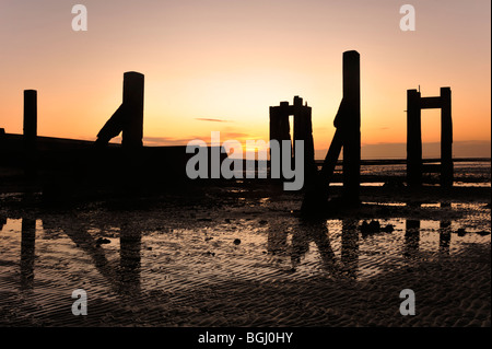 SOUTHEND-ON-SEA, ESSEX, Großbritannien - 05. SEPTEMBER 2009: Ruined Jetty on Thames Estuary at Shoeburyness Stockfoto