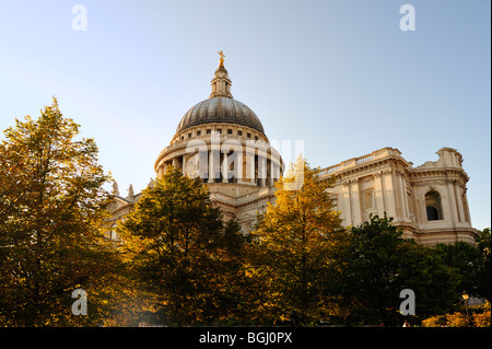 LONDON, Großbritannien - 13. SEPTEMBER 2009: Nachmittagssonne auf der St Paul's Cathedral Stockfoto