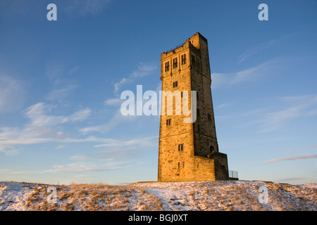 Ein Winter-Blick auf Victoria Tower auf dem Burgberg, welche über Huddersfield, West Yorkshire sieht Stockfoto