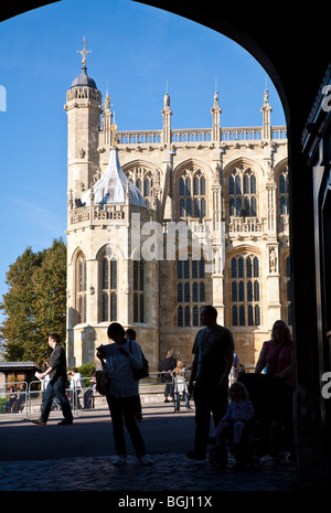 Auf der Suche durch König Henry VIII Tor in Richtung St.-Georgs Kapelle, Windsor Castle Stockfoto