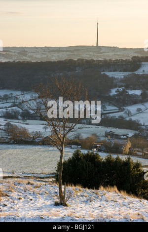 Die Aussicht vom Burgberg, Huddersfield, in Richtung der Fernsehturm Emley Stockfoto