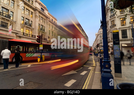 Doppelte Decker Bus Reisen entlang der Regents Street im Zentrum von London Stockfoto