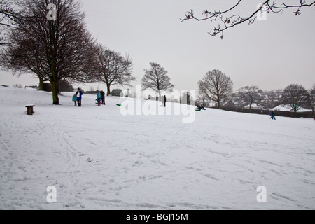 Rodeln im schneebedeckten Chapeltown Park, Sheffield, England Stockfoto