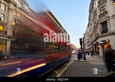 Doppelte Decker Bus Reisen entlang der Regents Street im Zentrum von London Stockfoto