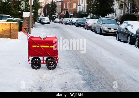 Postmans Wagen auf eisigen Straße, Richmond Upon Thames, Surrey, England Stockfoto